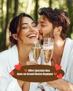 Offre Spéciale Duo – Séjour romantique dans un Grand Chalet Atypique avec bain nordique Couple souriant en peignoir trinquant au champagne dans un chalet, illustration de l’offre spéciale duo des Atypiques Chalets avec bain nordique.