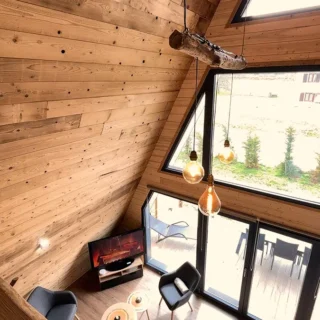 Vue depuis la mezzanine du Chalet Charkhan – Les Atypiques Chalets Gérardmer Vue plongeante depuis la mezzanine du salon lumineux du Chalet Charkhan, Atypiques Chalets Gérardmer